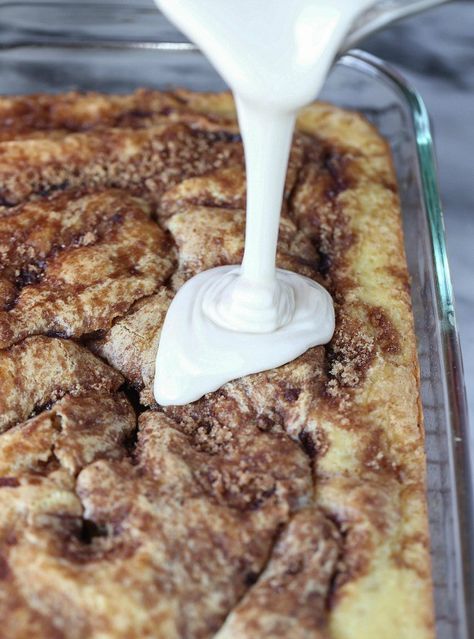 Cinnamon roll cake Yellow Cake Mix Desserts, Easy Cinnamon Roll Cake, Cake Mix Coffee Cake, Cinnabon Cake, Cake Mix Cinnamon Rolls, Cinnamon Swirl Cake, Half Cake, Yellow Cake Mix Recipes, Boxed Cake Mixes Recipes