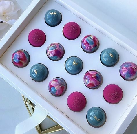 Bonbon Packaging, Chocolate Bonbons Packaging, Bonbon Chocolate, Chocolate Bonbons Recipe, Homemade Chocolate Bars, Truffle Boxes, Chocolate Candy Recipes, Chocolate Work, Chocolate Packaging Design