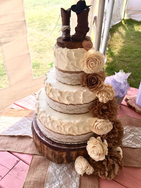 Rustic wedding cake-chocolate Simple Country Wedding Cakes, Country Style Wedding Cakes, Country Cakes Birthday, Cowboy Wedding Cakes, Royal Blue Cake, Barn Wedding Cakes, Western Wedding Cakes, Xv Ideas, Prom Proposals