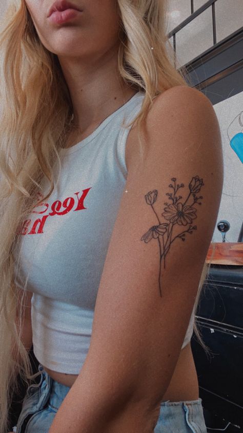 Women Simple Arm Tattoo, Tulip And Daisy Bouquet Tattoo, Yellow Rose Bouquet Tattoo, Rose And Daisy Bouquet Tattoo, Tulip And Daisy Tattoo, Sunflower Tattoo Placement, Bouquet Of Tulips Tattoo, Sunflower And Tulip Tattoo, Bouquet Rib Tattoo