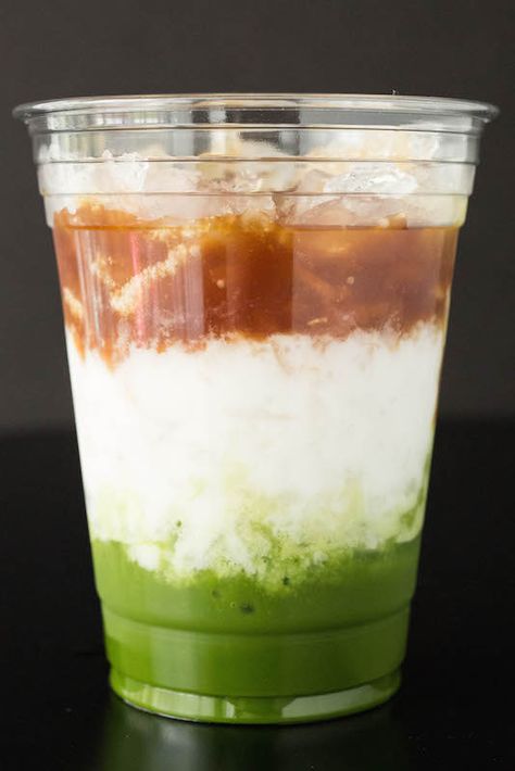 A Starbucks Matcha Espresso Fusion Drink with distinct layers of matcha, milk, and coffee on a black background. Espresso Coffee Recipes, Matcha Espresso, Best Starbucks Coffee, Matcha Drink Recipes, Matcha Drinks, Matcha Green Tea Recipes, Starbucks Matcha, Layered Drinks, Matcha Green Tea Latte