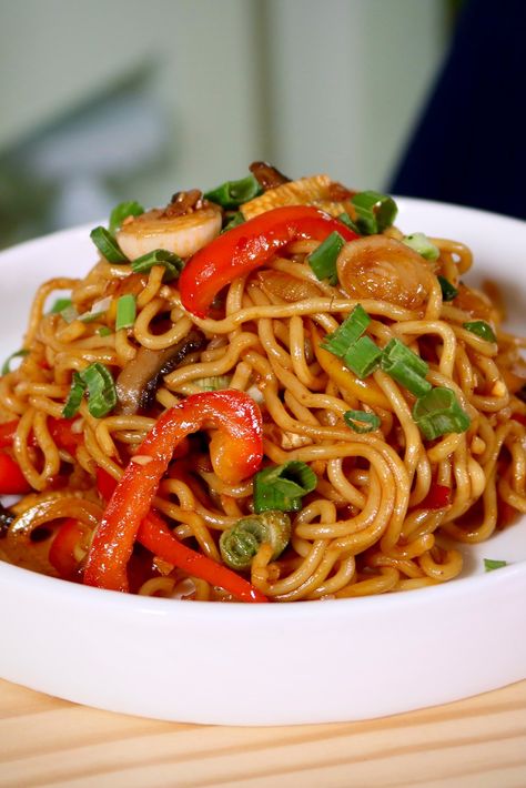 Meghna's Food Magic - Chili Garlic Spicy Noodles Garlic Noodles Recipe, Garlic Noodles, Spicy Noodles, Indian Food Recipes Vegetarian, Noodle Recipes, Noodles, Indian Food Recipes, Garlic, Chili