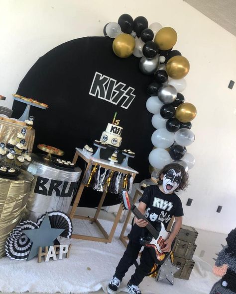 Kiss Band Party, Rock Happy Birthday, Kiss Birthday Party, Festa Rock Roll, Rock And Roll Birthday Party, Banda Kiss, Kiss Party, Rock And Roll Birthday, Rock N Roll Party