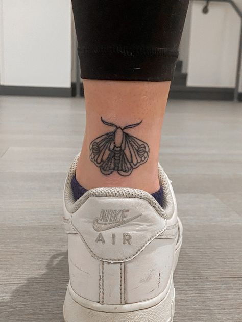 Moth line work tattoo on Achilles tendon on the ankle. Tattoo On Achilles Tendon, Moth Tattoo Ankle, Achilles Tendon Tattoo, Achilles Heel Tattoo, Tattoo Achilles, Moth Tattoo Simple, Line Tattoo Simple, Simple Moth Tattoo, Women Cute Tattoos