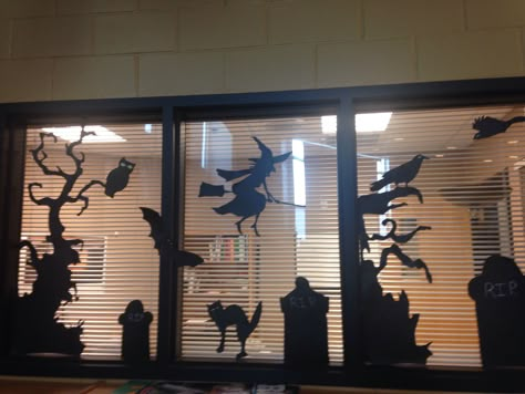 Halloween display office window @ Vela Middle School Library Halloween Decorations, Kitchen Window Display, Window Halloween Decorations, Fall Library Displays, School Library Book Displays, Library Halloween, Halloween Library, Window Halloween, Halloween Window Display