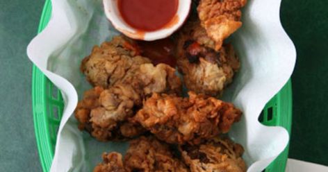 These fried chicken livers make a stellar accompaniment to an ice-cold beer. Leftover Fried Chicken, Livers Recipe, Fried Chicken Livers, Offal Recipes, Gizzards Recipe, Tailgate Party Food, Chicken Liver Recipes, Liver And Onions, Liver Recipes