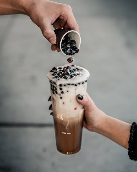 Tim | Bay Area Blogger on Instagram: “‼️I'm a huge boba fan 💯 Whoever said money can't buy happiness has never bought boba 😅🤑 - The Tie Guan latte drink is their specialty here!…” Boba Tea Product Photography, Boba Tea Photography, Bubble Tea Photo, Bubble Tea Photography, Boba Photoshoot, Boba Shop, Bubble Tea Aesthetic, Boba Aesthetic, Gong Cha