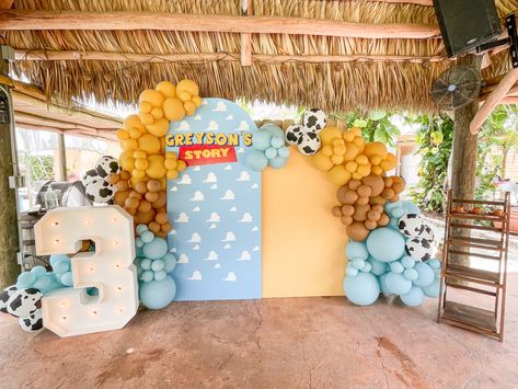 Toy story balloon backdrop, toy story balloon garland, toy story theme, toy story decorations #toystory Toy Story Retro Party, Toy Story Birthday Party Ideas Backdrop, Toy Story Western Theme, Woody And Jessie Gender Reveal, Toy Story Balloon Backdrop, Muted Toy Story Birthday, Toy Story Arch Backdrop, Aesthetic Toy Story Party, Two Infinity And Beyond Backdrop