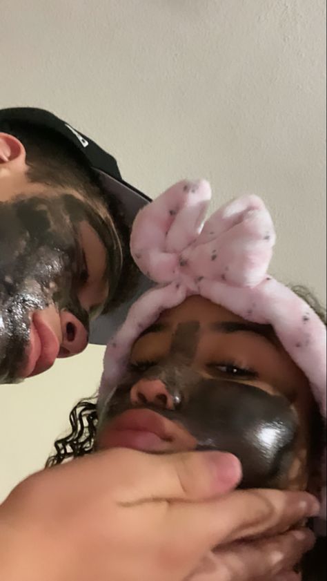 Face Masks Couple Goals, Black Couple Face Mask Pictures, Face Mask Bf And Gf, Cute Couple Pics Doing Face Masks, Maskeran Time With Boyfriend, Couple Mask Face, Face Masks With Boyfriend, Face Mask Couple Pictures, Face Mask Couple Aesthetic