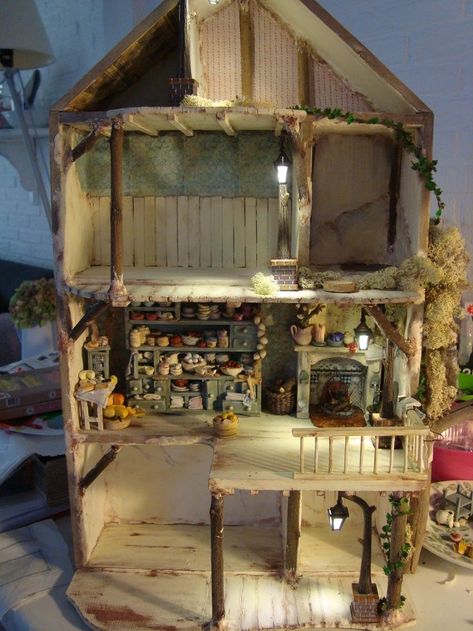 Mouse House Diy, Cardboard Dollhouse, Fairy House Crafts, Mouse House, Doll House Plans, Mini Doll House, Doll House Crafts, Tiny World, Miniature Diy