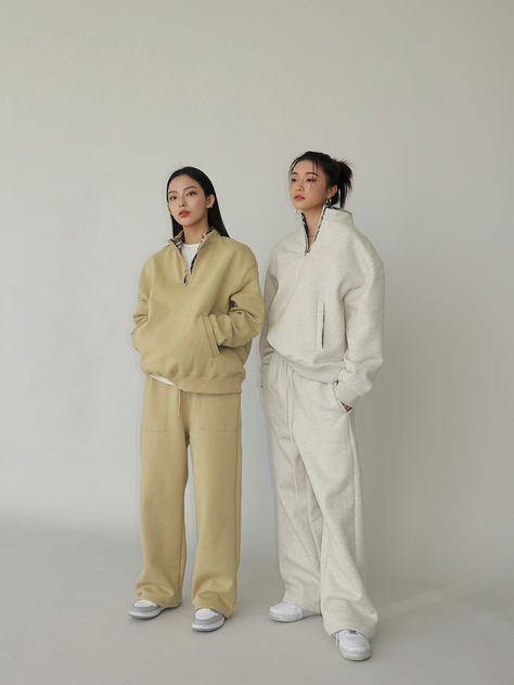 Oversized Athleisure, Loose Fit Pants, Bff Photoshoot, Trendy Dress Outfits, Model Inspo, Womenswear Fashion, Fashion Inspiration Design, Quarter Zip Sweatshirt, Fit Pants