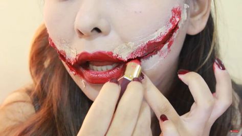 This is a guide to doing Joker smile makeup for Halloween. Learn how to do Joker makeup scars with this easy step-by-step tutorial. Joker Smile Makeup, Easy Joker Makeup, Joker Scars, Joker Mouth, Joker Makeup Tutorial, Female Joker Costume, Joker Halloween Makeup, Blood Red Lipstick, Scar Makeup