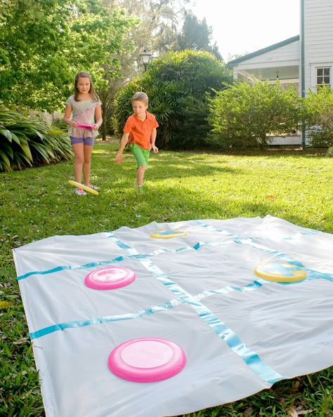 Give your child a party to remember with a host of fun, energetic outdoor games for kids. With a few household supplies and some ingenuity, we dreamed up an afternoon's worth of birthday party games that will have guests giggling until the party's end. #outdooractivities #summeractivities #outdoorgames #outdoordiygames #bhg Diy Outdoor Party, Backyard Party Games, Bbq Games, Outdoor Party Games, Backyard Birthday Parties, Fun Outdoor Games, Outdoors Birthday Party, Backyard Birthday, Outdoor Birthday