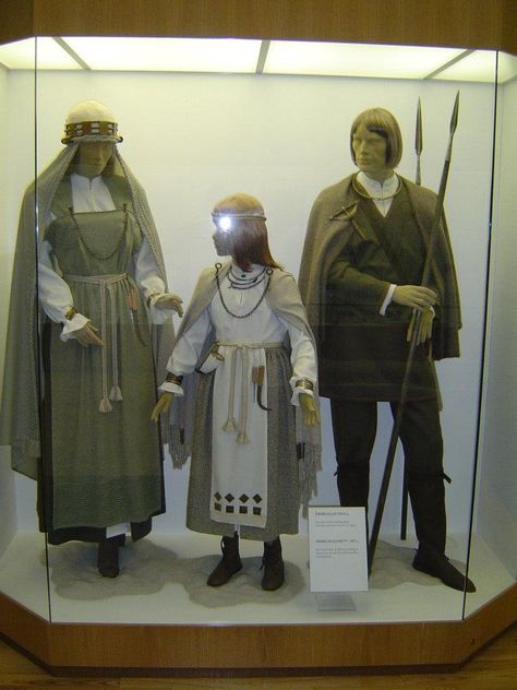 Semigallian garb for future SCA Icelandic/Norse projects Ancient Norse Clothing, Old Norse Clothing, Icelandic Clothing, Iceland Clothes, Peasant Clothing, Norse Clothing, Farmer Outfit, Medieval Fair, Viking Garb