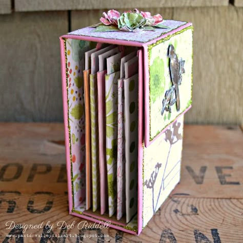 Mini Album Makers Challenge: Vertical Toilet Paper Roll Mini Album Tutorial by Deb Riddell 3d Paper Folding Templates, Handmade Photo Albums Diy, Mini Album Tutorial Templates, Mini Album Ideas, Accordian Album, Diy Mini Album Tutorial, Scrapbook Albums Tutorial, Mini Album Scrap, Diy Portfolio