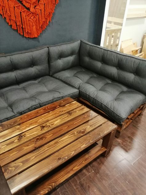 Pallet Sofa Indoor Living Rooms, Pallet Sofa Indoor, Pallet Bank, Pallets Furniture, Pallet Furniture Designs, Zen Home Decor, Cinder Blocks, Pallet Sofa, Pallet Furniture Bedroom