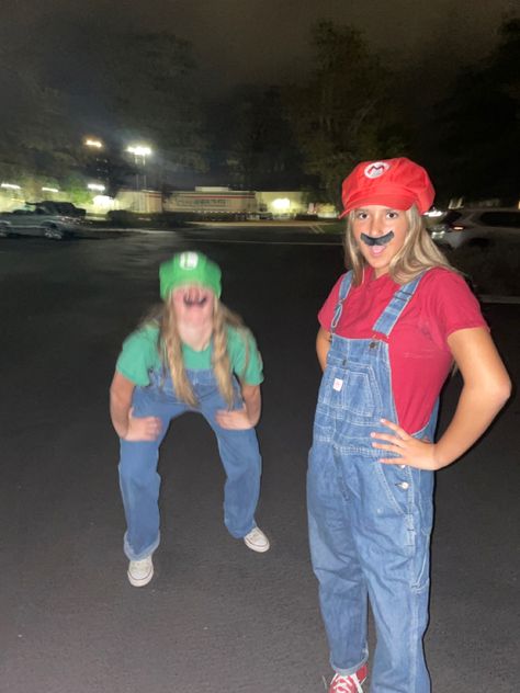 Halloween Costume Besti, Dungarees Halloween Costume, Overalls Halloween Costume Women, Iconic Duo Ideas, Duo Simple Halloween Costumes, Goofy Costume Ideas, Easy Halloween Costumes For Friends, Halloween Inspo For Duos, Helloween Customers Duo