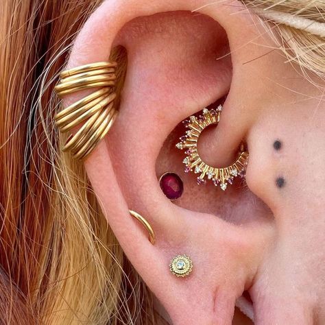 Tattoes Idea, Ear Project, Ear Styling, Ear Curation, Cool Ear Piercings, Cool Piercings, Ear Style, Ring Tattoos, Daith Piercing