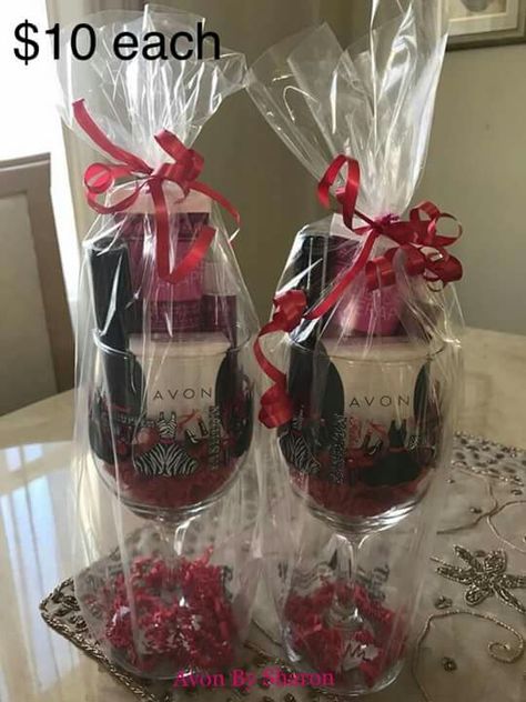 Wine Glass Gift Basket, Avon Gift Baskets, Nightmare Before Christmas Babyshower, Small Valentines Gifts, Glitter Wine Glasses Diy, Unique Gift Baskets, Valentines Day Baskets, Candy Bouquet Diy, Valentine's Day Gift Baskets