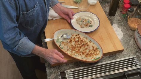 Fresh spinach, canned salmon and a few kitchen staples are all that's needed to make this easy gratin of salmon from the legendary Jacques Pépin. Jacques Pepin Recipes, Lemon Roasted Potatoes, Jacques Pepin, Au Gratin Recipes, Jacque Pepin, Spiced Beef, How To Make Potatoes, Gratin Dish, Pepper Steak