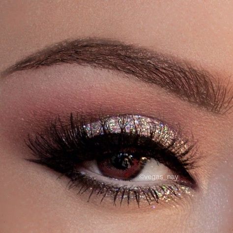 ..here's another fun Holiday Request using the e.l.f. 100 eyeshadow palette❄✨hope u like it p.s. glitter is from Inglot cosmetics found at their local store here Las Vegas let me know if y want steps :) xo - @vegas_nay- Glitter Eye Makeup, Glitter Eyes, Kiss Makeup, Makati, Eye Make, Pretty Eyes, Love Makeup, Pretty Makeup, All Things Beauty