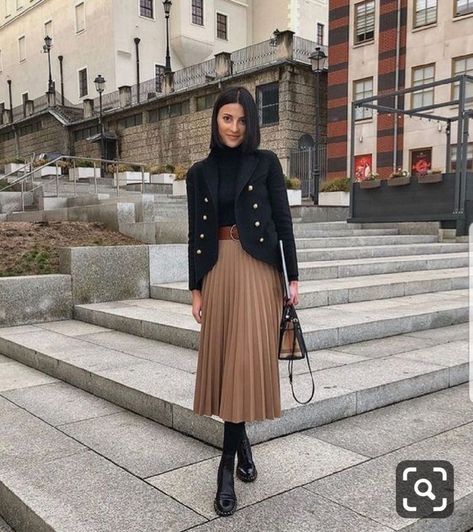 Camel Pleated Skirt Outfit, Black Plisse Skirt Outfit, Camel Skirt Outfit Fall, Camel Skirt Outfit, Rok Outfit, Pleated Skirt Outfit, Winter Skirt Outfit, Pleated Skirts, Black Women Fashion