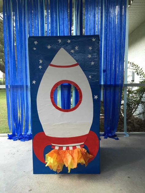 This DIY rocket photo booth was a huge hit! 1. We used insulation foam board to make a box (with the back side removed). 2. Then painted the whole box blue with spray paint. 3. Next was cut out white poster board for the rocket and trim out with red paint. Glue it to the box except for a few inches on the bottom. 4. Finally added tissue paper flames underneath and white paper stars in the sky. So cute! Rocket Photo, Cardboard Rocket, Diy Fotokabine, Stellar Vbs, Ocean Craft, Diy Rocket, Astronaut Party, Two The Moon, Anniversaire Diy