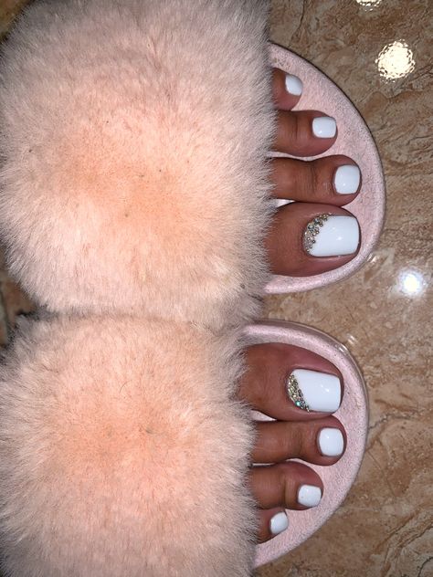 White Nails Toes Toenails, Pedicure Ideas With Rhinestones, White Acrylic Toes With Rhinestones, White Toe Nails With Design Toenails, Acrylic Toes With Rhinestones, White Toenails With Design, Diamond Toes Nails, New Year Pedicure, White Toes With Rhinestones