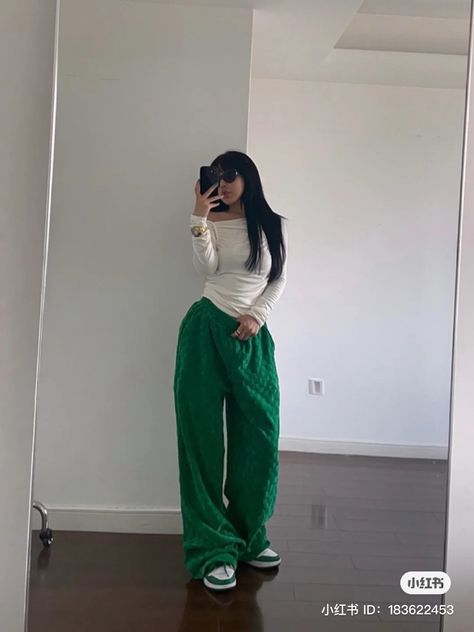 Green Airport Outfit, Baggy Sweat Pants Outfit, How To Style Green Sweatpants, Outfits Baggy Pants, Green Sweatpants Outfit, Baggy Sweatpants Outfit, Baggy Pants Outfit, Jogging Style, Outstanding Outfits