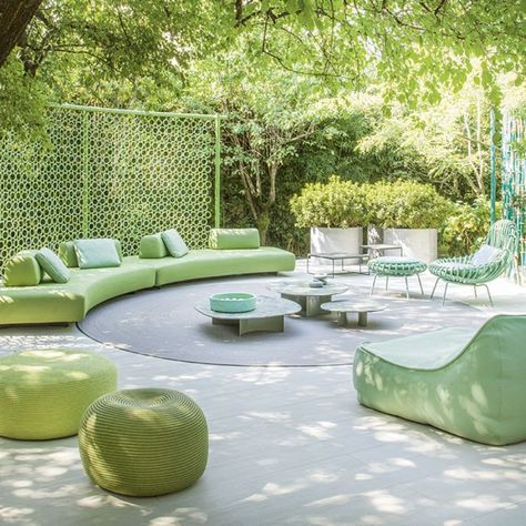 Versatile elements that can be arranged at will in classic compositions, original creations or unusual lengths, freely unfolding in the open space: modular outdoor sofas can be shaped to meet individual taste with elegant flexibility and contemporary design. Paola Lenti Outdoor, Outdoor Sofa Design, Paola Lenti, Modular Sofas, Modern Style Furniture, Outdoor Sofas, Minimal Style, Luxury Decor, Outdoor Design