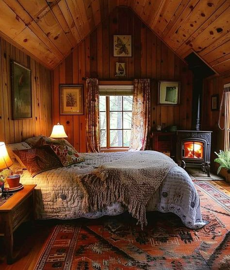 Homestyle Fries, Old Cabin Interior, Rustic Cottage Bedroom, Cozy Cabin Bedrooms, White Bedroom Cozy, Cottage Bedroom Ideas, Adirondack Cabin, Cozy Cottage Bedroom, Comfy Cozy Home