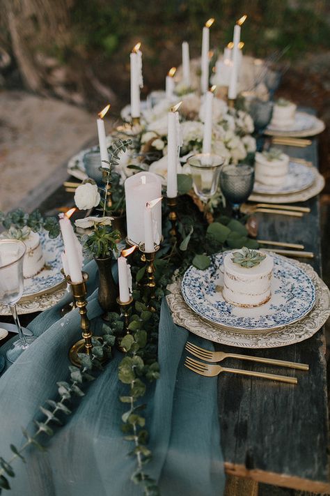 Winter Wedding Table, Vintage Wedding Table, Blue Weddings, Unique Thanksgiving, Tafel Decor, Colors Wedding, Winter Blue, Moody Wedding, Table Runners Wedding