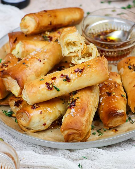 Honey Feta, Feta Rolls, Chili Honey, Honey Sauce, Snacks Für Party, My Parents, Yummy Appetizers, Appetizers For Party, I Love Food