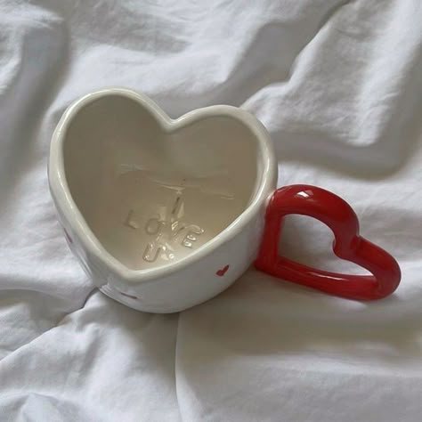 Beginning Ceramics Ideas, Valentines Ceramic Ideas, Heart Ceramics Ideas, Cute Ceramics Ideas Aesthetic, Ceramic Mug Handmade, Mug Ideas Pottery, Valentine Ceramics, Valentines Ceramics, Clay Mug Ideas