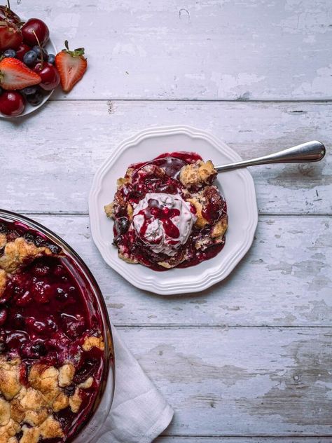 This Easy Snickerdoodle Fruit Crumble makes good use of your not so snackable fruit and with pre-made cookie dough as the crumble, dessert will be ready in no time at all!!Listen, I Snickerdoodle Desserts, Fruit Crumble Recipe, Mixed Berry Cobbler, Snickerdoodle Cake, Cobbler Easy, Fruit Crumble, Berry Cobbler, Fruit Cookies, Fruit Dessert Recipes