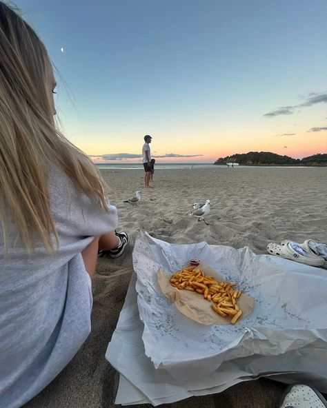 fish and chips Fish And Chips On The Beach, Fish And Chips Aesthetic, Homemade Fish And Chips, Hot Chips, Fish N Chips, Fun List, Fish And Chip Shop, Hot Chip, Apollo Bay