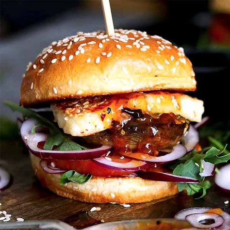 Halloumi Burger, Haloumi Recipes, Chicken Burgers Recipe, Healthy Burger, Grilled Halloumi, Mushroom Burger, Vegetarian Burger, Vegetarian Dinner, Healthy Eating Tips