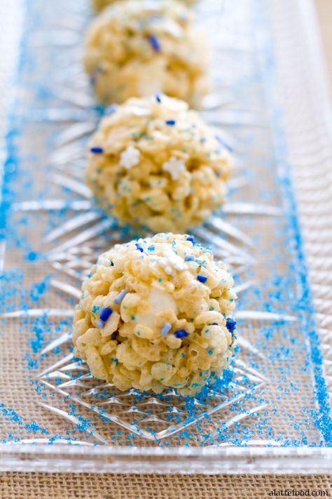 Frozen Rice Krispie Snowballs Frozen Rice, Classroom Parent, Frozen Party Food, Frozen Bday Party, Winter Onederland Party, Frozen Themed Birthday Party, Amazing Appetizers, Rice Crispy Treats, Camp Ideas