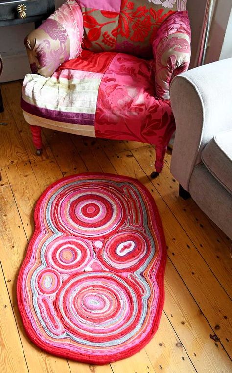 Gorgeous Colorful Soft Rug From Old Sweaters Crate Stools, Reuse Old Clothes, Denim Rug, Candle Cover, Quick Crafts, Old Sweater, Diy Magazine, Diy Recycle, Fabric Glue