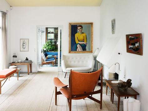 Finn Juhl’s living room in Charlottenlund, Denmark, with a Hovdingestole chair and Vilhelm Lundstrom’s “Portrait of Hanne Wilhelm Hansen” (1946), photographed in 2013. Finn Juhl House, Sofia Wood, Elsie De Wolfe, Vitra Design Museum, Finn Juhl, Vitra Design, Kelly Wearstler, Design Del Prodotto, Zaha Hadid