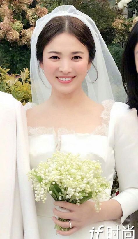 Korean Wedding Hair, Korean Bride, Wedding Hairstyles And Makeup, Engagement Hairstyles, Bridal Hair Buns, Bridal Makeup Natural, Hye Kyo, Korean Wedding, Lovely Smile