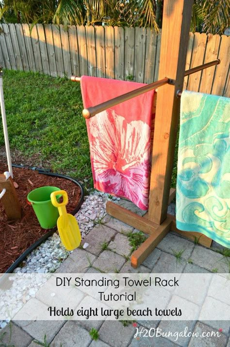 Tutorial to make a DIY outdoor standing towel rack with 3 options for all building levels. Sturdy DIY drying rack and beach towel holder for pool or beach. Pool Towel Rack Diy, Diy Towel Holder, Beach Towel Storage, Pool Towel Storage, Beach Towel Holder, Pool Towel Holders, Outdoor Towel Rack, Towel Holder Diy, Towel Rack Pool