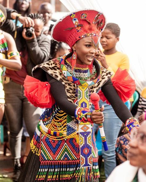 Embracing Culture: Zulu Traditional Attire. - Gist94 Zulu Women Beauty, Zulu Attire, Zulu Beads, Zulu Culture, Zulu Bride, Zulu Traditional Wedding, Zulu Traditional Attire, Africa Drawing, Zulu Wedding