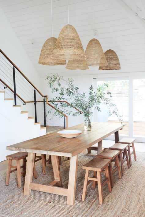 California Beach House, Rustic Dining Room, Beach House Interior, Dining Room Inspiration, Farmhouse Dining Room, Room Decorations, Decor Minimalist, Cozy Home, Farmhouse Dining