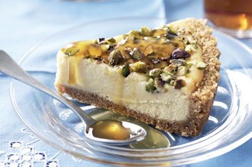 Honey-pistachio cheesecake Pistachio Cheesecake Recipe, Honey Pistachio, Nice Biscuits, Pistachio Dessert, Pistachio Cheesecake, Honey Recipes, Chocolate Drinks, Cheesecake Recipe, Savoury Cake