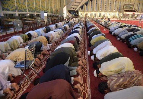 Ramadan-Looks-Like-Around-The-World-24 Ramadan Taraweeh, First Day Of Ramadan, Faisal Mosque, The Blue Mosque, Evening Prayer, Blue Mosque, Islamabad Pakistan, Islamic Prayer, Manama