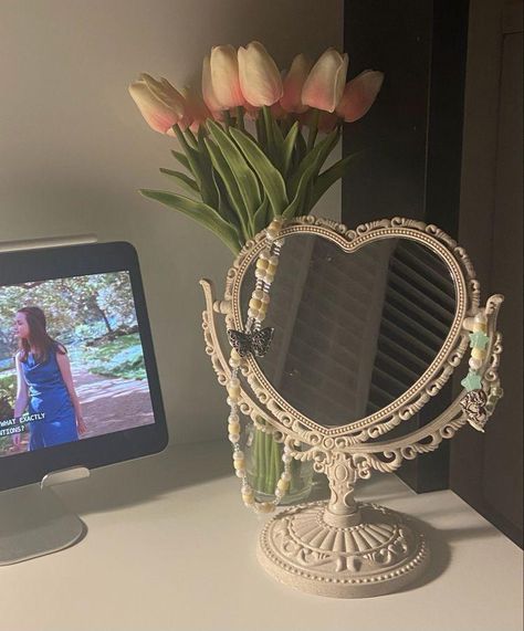 Coquette Minimalist Room, Vintage Heart Mirror, Room Decor Vanity, Mirror For Desk, Room Decor Beige, Vintage Style Aesthetic, Heart Shaped Mirror, Coquette Room Decor, Coquette Room