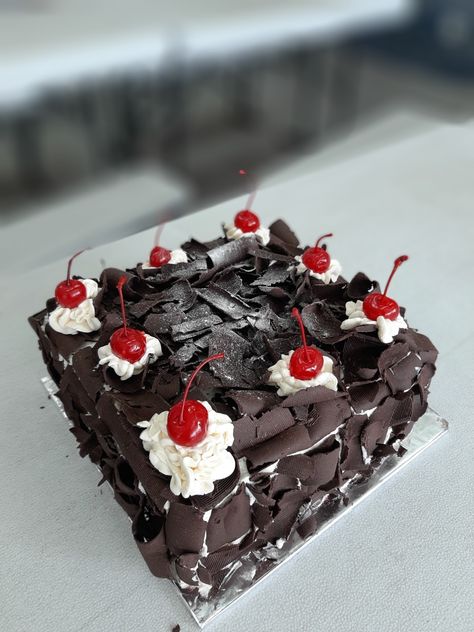 Black Forest Cake Decoration, Carrot Cake Recipe From Scratch, Simple Cake Designs, Black Forest Cake, Cake Recipes From Scratch, Forest Cake, Easy Cake Decorating, Food Therapy, Carrot Cake Recipe