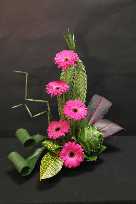 Arranjo-felix | Deco Floral, Deco Fleur, Arrangements Floraux Flower Arranging Class, Floral Designs Arrangements, Contemporary Flower Arrangements, Pumpkin Arrangements, Ikebana Flower Arrangement, Flower School, Arrangement Ideas, Flower Arrangements Simple, Modern Flower Arrangements