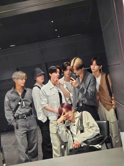 enhypen ot7 twitter post selfie 230920 Enhypen Wallpaper Ot7, Enhypen Ot7 Wallpaper, 7 Prince, Korean Picture, Vampire Boy, Boyfriend Photos, Mirror Photo, Twitter Update, Group Photos